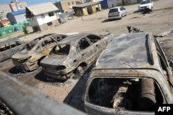 Mașini distruse în luptele din Luhansk.