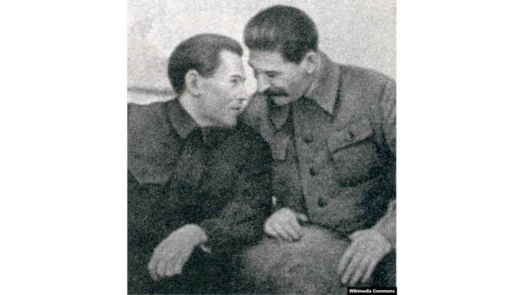 Николай Ежов и Иосиф Сталин на 20-й годовщине ЧК-ОГПУ-НКВД. 20 декабря 1937 года
