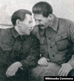 Николай Ежов и Иосиф Сталин на 20-й годовщине ЧК-ОГПУ-НКВД. 20 декабря 1937 года