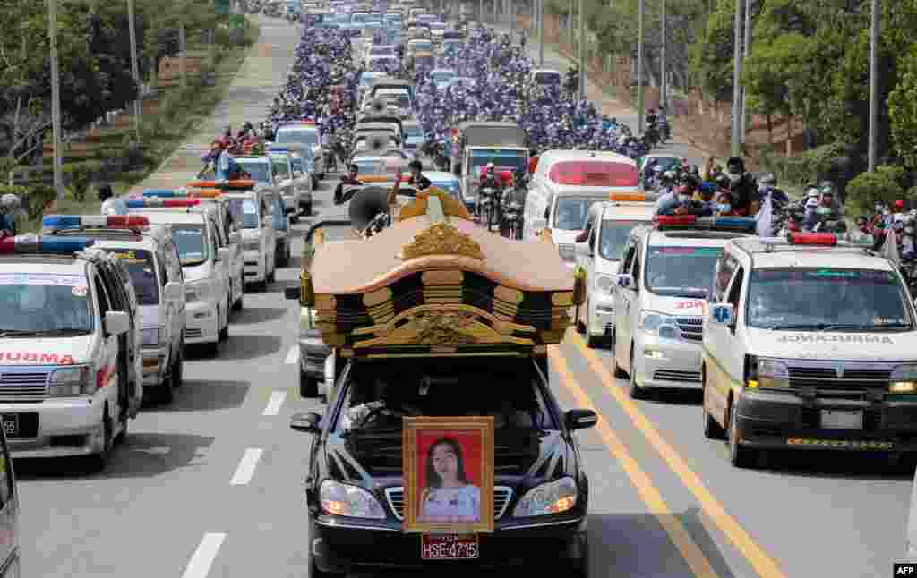Automobil u kojem se nalazi tijelo demonstrantice Mye Thwate Thwate Khaing na čelu konvoja tokom njene pogrebne službe, nakon što je umrla nakon pucnjave tokom skupa protiv vojnog puča u Naypyidawu, 21. februar.
