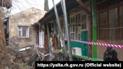 Последствия обрушения подпорной стены в переулке Ломоносова в Ялте, архивное фото