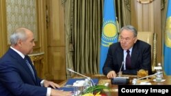 Президент Нұрсұлтан Назарбаев пен Өмірзақ Шөкеев. Астана 16 қаңтар 2015 жыл (Сурет akorda.kz сайтынан алынды)