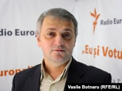 Petru Macovei în studioul Europei Libere