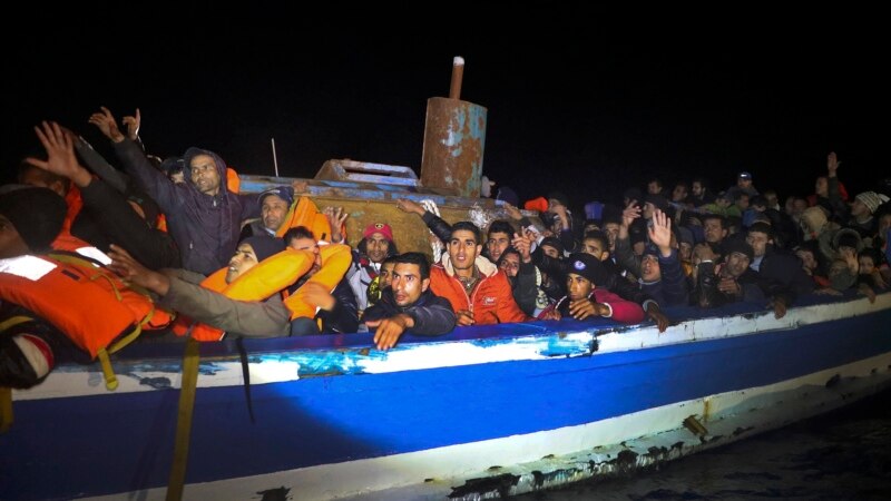 Деңизде куткарылган мигранттарды Италия киргизбей жатат
