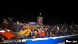 Migranți la bordul unei nave supraîncărcate în Mediterana