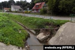 Ручай Дзебра, які размыў у залеву берагі