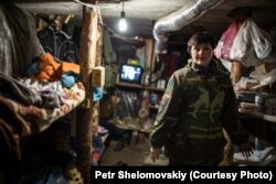 Tatiana, doctoriță, în adăpostul unui punct de control al rebelilor din Gorlovka.