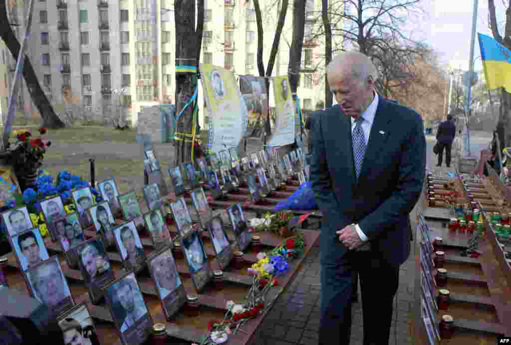 Віце-президент США Джон Байден під час візиту вшанував пам&rsquo;ять Небесної сотні і поклав іменний медальйон біля меморіалу загиблим, Київ, 7 грудня 2015 року