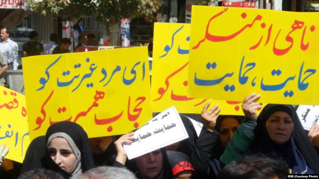 تصویر آرشیوی از تجمع مدافعان حجاب اجباری 