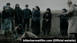 Голодомор жайлы Bitter Harvest фильмінен алынған кадр.
