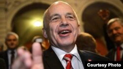 Швейцария Конфедерациясининг Федерал Президенти этиб сайланган Ули Маурер.