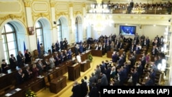Чешские законодатели на выступлении президента Украины Владимира Зеленского (архив)