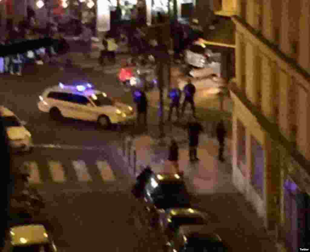 Pogled na parišku ulicu koju kontroliše policija.