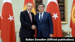 Президент Турции Реджеп Тайип Эрдоган (слева) с президентом Кыргызстана Сооронбаем Жээнбековым. Бишкек, 1 сентября 2018 года.