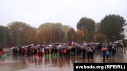 معترضان بلاروس به رغم بارش شدید باران در خیابان‌های مینسک، پایتخت این کشور، تجمع کردند