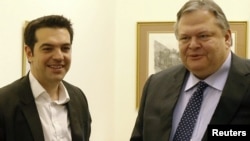 Aleksis Tsipras dhe Evagelos Venizelos (djathtas) pas një takimi të tyre në Athinë
