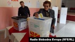 80-годишната Петра Митревска на гласање во Новаци.