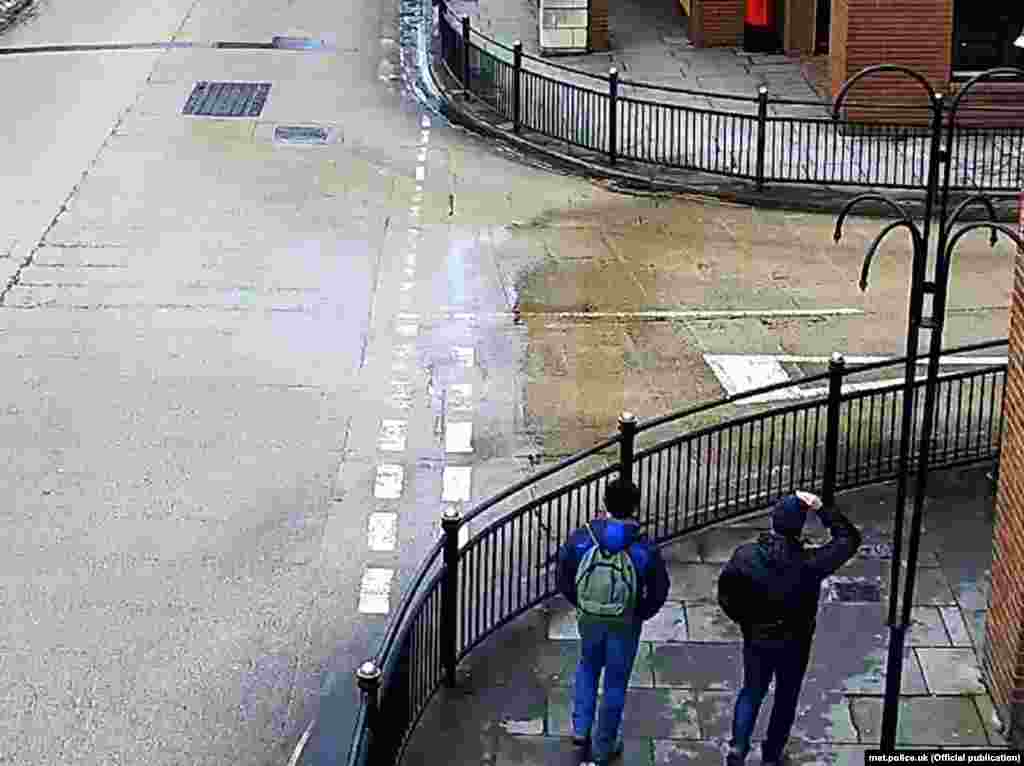 Подозреваемые на улице Фишертон в центре Солсбери направляются к железнодорожной станции. Кадр с камеры слежения. 4 марта, 13:08.&nbsp;