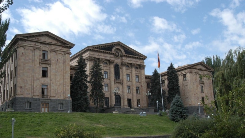 Парламент Армении принял пакет, предусматривающий наказание за нарушение требований изоляции или самоизоляции