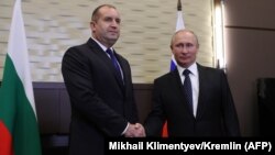Russian President Vladimir Putin with his Bulgarian counterpart Rumen Radev (left) in Sochi on May 22. 