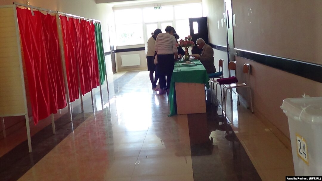 Seçki komissiyasının üzvü seçicilərə bülletenin doldurulmasında köməklik edirdi
