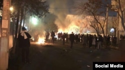 Столкновения суфистов с полицией, Тегеран, Иран, февраль 2018 года. 