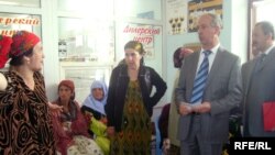 Protesters debate with Dushanbe officials over the future of the market.