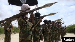 Əl-Qaedanın qolu olan Əş-Şəbab islamçıları hökumətə qarşı döyüşürlər