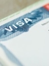 Një vizë amerikane e vendosur në një pasaportë. Fotografi ilustruese nga arkivi. 