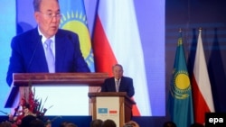 Президент Казахстана Нурсултан Назарбаев выступает на казахстанско-польском бизнес-форуме в Варшаве, 23 августа 2016 года.