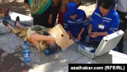 Türkmenabatda yssy howa şertlerinde özünden giden bir aýal maşgala.