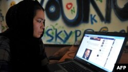 Egy hazara nő a Facebookot böngészi a Young Women For Change-ben, Afganisztán első, csak nőknek fenntartott internetkávézójában 2012. július 22-én Kabulban