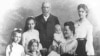 Іван Пулюй (1845–1918) із дружиною Катериною та дітьми