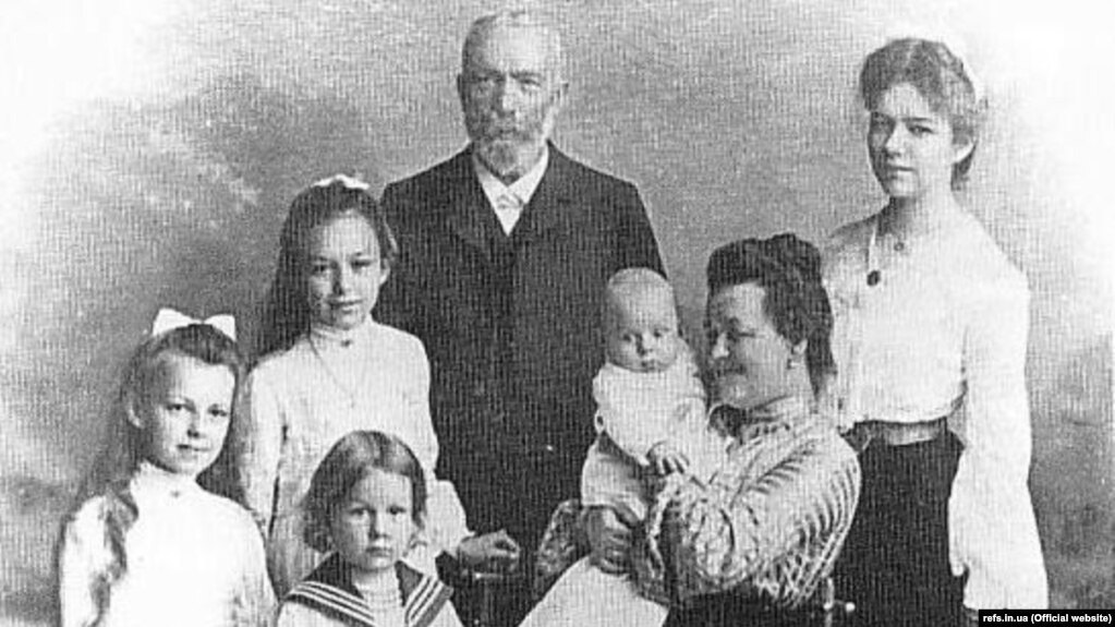 Іван Пулюй (1845–1918) із дружиною Катериною та дітьми
