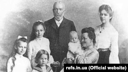 Разом із родиною. Іван Пулюй (1845–1918) – український фізик та електротехнік, винахідник, публіцист, перекладач Біблії українською мовою, громадський діяч. Професор і ректор Німецької вищої технічної школи в Празі. Дійсний член Наукового товариства імені Шевченка