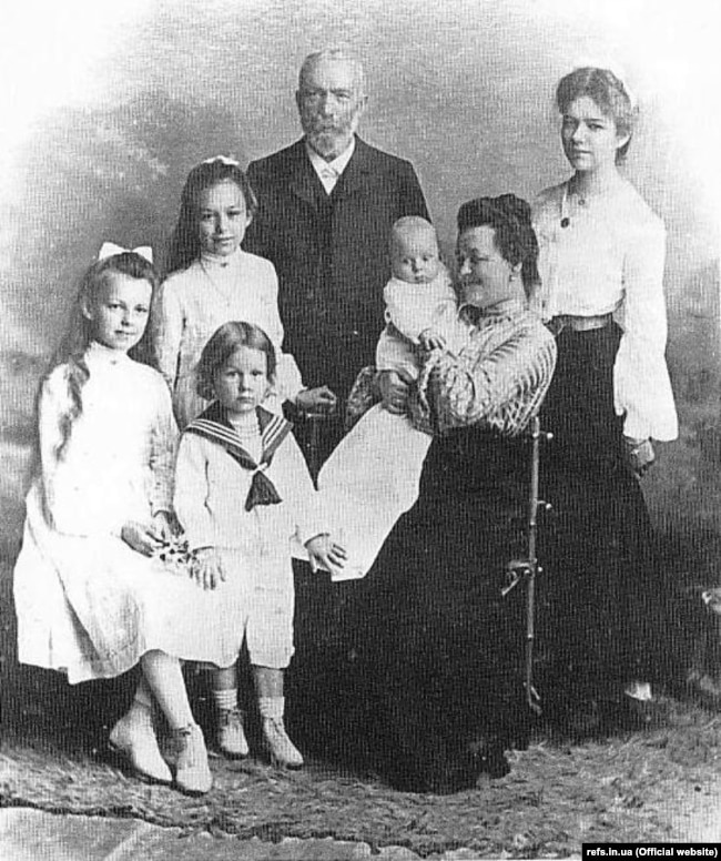 Іван Пулюй із дружиною Катериною та дітьми