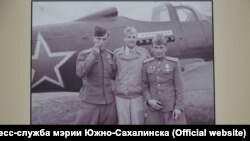 Американски и руски пилоти позират пред Bell P-39 Airacobra, с които са доставяни провизии на СССР по американската програма Lend-Lease