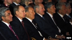 Слева направо: президенты Армении, России, Казахстана, Беларуси и Кыргызстана. Астан, 29 мая 2014 года.