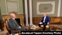 Беларус президенти Александр Лукашенко украиналык журналист Дмитрий Гордонго маек куруп жатат. 5-август, 2020-жыл. Минск.