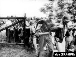 Est-germani trecînd frontiera ungaro-austriacă la 19 august 1989 lîngă Sopron