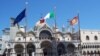 Площадь Сан-Марко в Венеции. На переднем плане - флаги Евросоюза, Италии и региона Венето