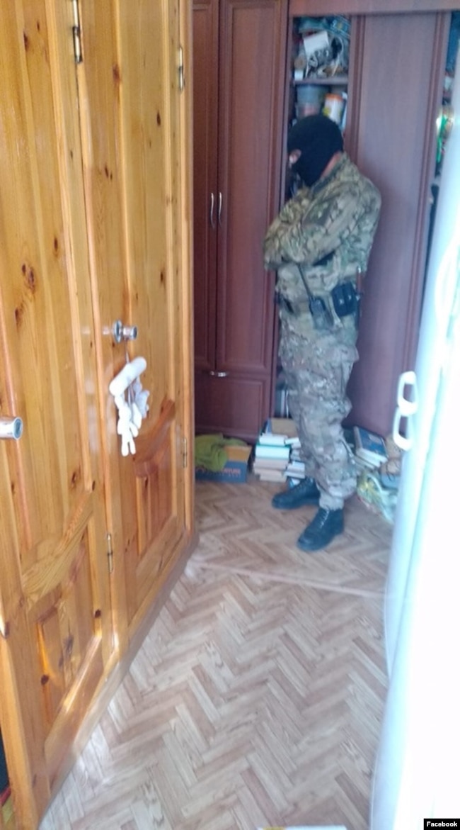 Обыск по делу ФБК в квартире родителей Евгения Пашуткина