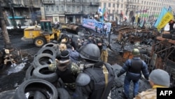 Уборка баррикад на улице Грушевского в центре Киева