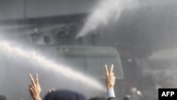 Президент Хосни Мубарактын режимине каршы нааразылык жыйындын катышуучулары полиция менен кагылышты. Каир, Египет (Мысыр). 2011-жылдын 28-январы. 