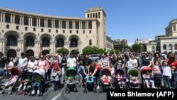 Armenia - A protest in Republic Square in Yerevan, 2 May 2018.