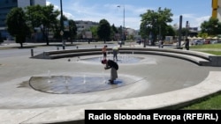 Луѓе се разладуваат на фонтана во Сараево
