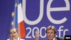 French Foreign Minister Bernard Kouchner (right) and External Relations Commissioner Benita Ferrero-Waldner in Avignon