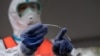 Një doktor mban në dorë një strisho që është përdorur për të kryer një test PCR për një person të dyshuar me koronavirus. Foto nga arkivi. 