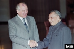 Пекин, 16 мая 1989 года. Генеральный Секретарь ЦК КПСС Михаил Сергеевич Горбачев во время беседы с председателем Военного Совета Китая Дэн Сяопином.