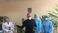 Олександр Вілкул дарує маски і захисні костюми медикам лабораторного центру у Кривому Розі, 31 березня 2020 року